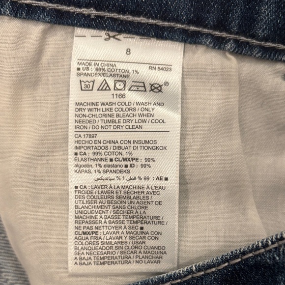 Old Navy Women's Distressed Boyfriend  Jean Shorts Size 8 - Picture 6 of 6